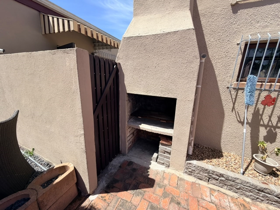 To Let 2 Bedroom Property for Rent in St Michaels Western Cape